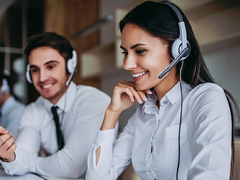 agentes de call center vendiendo por telefono