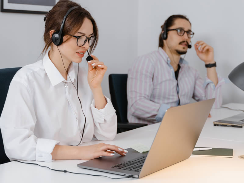 operadores telefonicos llamando a clientes